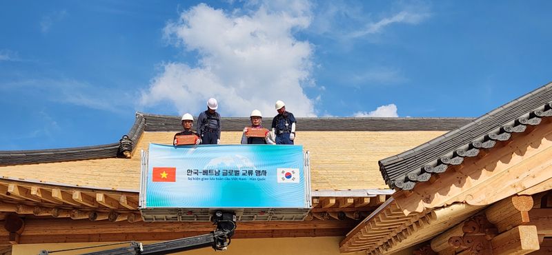 24일 봉화군 봉성면 창평리 열린 '한국-베트남 글로벌 문화교류 행사' 중 다문화 커뮤티니센터에 박현국 군수와 호 안 퐁(Hồ An Phong) 베트남 문화체육관광부 차관의 메시지를 적은 기왓장을 상량하고 있다. 김장욱 기자