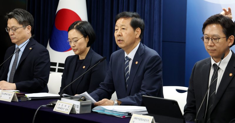 [서울=뉴시스] 추상철 기자 = 구윤철 경제부총리 겸 기획재정부 장관이 22일 오후 서울 종로구 정부서울청사에서 새정부 경제성장전략 관계부처 합동 브리핑을 하고 있다. 2025.08.22. scchoo@newsis.com