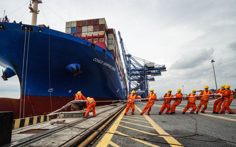 TCIT에서 직원들이 선박의 정박을 돕고 있다. TCIT 제공