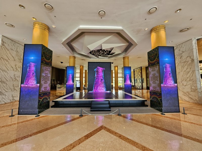 [안동=뉴시스] 지난 24일 힐튼호텔 경주 중앙로비에서 첫선을 보인 AI, 첨단 미디어, 스틸아트 기법의 '빛로 피어나는 신라' 작품들. (사진=경북도 제공) 2025.08.25. photo@newsis.com *재판매 및 DB 금지