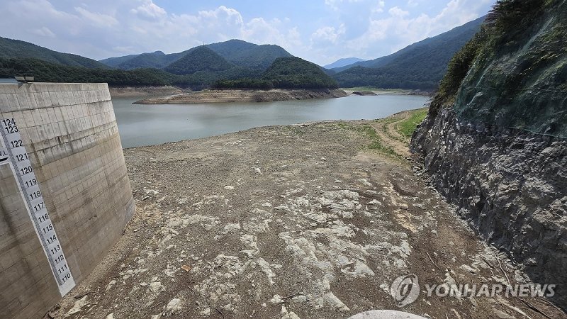 맨 바닥 드러낸 강릉시 상수원. 연합뉴스