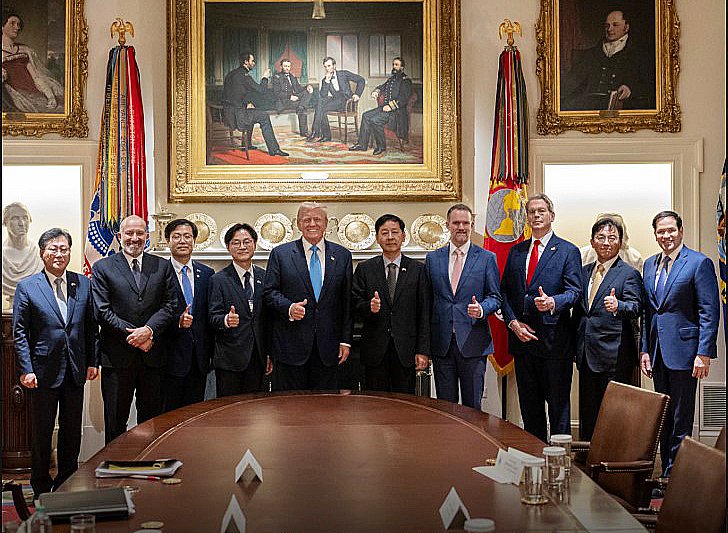 도너드 트럼프 미국 대통령이 지난 30일(현지시간) 워싱턴DC 백악관에서 구윤철 경제부총리 겸 기획재정부 장관 등 한국 정부 협상단과 무역합의를 타결한 후 기념촬영을 하고 있다. (백악관 X. 재판매 및 DB 금지) 2025.8.1/뉴스1