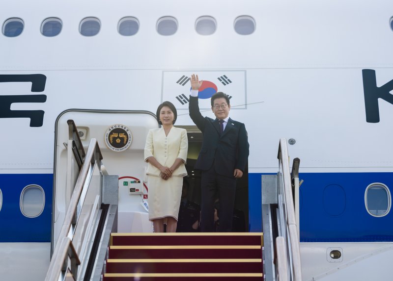 이재명 대통령과 김혜경 여사가 일본·미국 정상과 순차 정상회담 참석을 위해 23일 경기도 성남 서울공항에서출국하며 인사를 하고 있다. (대통령실 제공. 재판매 및 DB 금지) 2025.8.23/뉴스1 ⓒ News1 허경 기자
