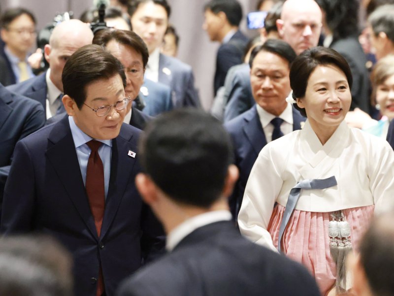 이재명 대통령과 김혜경 여사가 24일(현지 시간) 미국 워싱턴DC의 한 호텔에서 열린 재미동포 만찬 간담회에 참석하고 있다. 사진=뉴시스