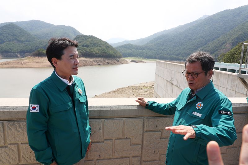 김진태 강원도지사가 지난 24일 강릉 상수원인 오봉저수지를 방문, 김홍규 강릉시장과 가뭄 대책을 논의했다. 강원자치도 제공