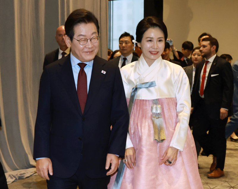 [워싱턴=뉴시스] 고범준 기자 = 이재명 대통령과 김혜경 여사가 24일(현지 시간) 미국 워싱턴DC의 한 호텔에서 열린 재미동포 만찬 간담회에 입장하고 있다. 2025.08.25. bjko@newsis.com