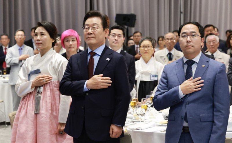 [워싱턴=뉴시스] 고범준 기자 = 이재명 대통령과 김혜경 여사가 24일(현지 시간) 미국 워싱턴DC의 한 호텔에서 열린 재미동포 만찬 간담회에서 참석자들과 국민의례를 하고 있다. 2025.08.25. bjko@newsis.com