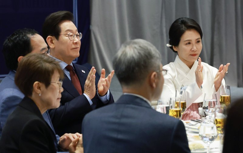[워싱턴=뉴시스] 고범준 기자 = 이재명 대통령과 김혜경 여사가 24일(현지 시간) 미국 워싱턴DC의 한 호텔에서 열린 재미동포 만찬 간담회에서 박수 치고 있다. 2025.08.25. bjko@newsis.com