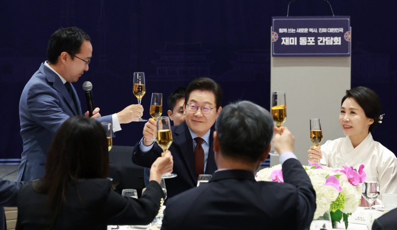 [워싱턴=뉴시스] 고범준 기자 = 이재명 대통령과 김혜경 여사가 24일(현지 시간) 미국 워싱턴DC의 한 호텔에서 열린 재미동포 만찬 간담회에서 앤디 김 상원의원 등 참석자들과 건배를 하고 있다. 2025.08.25. bjko@newsis.com