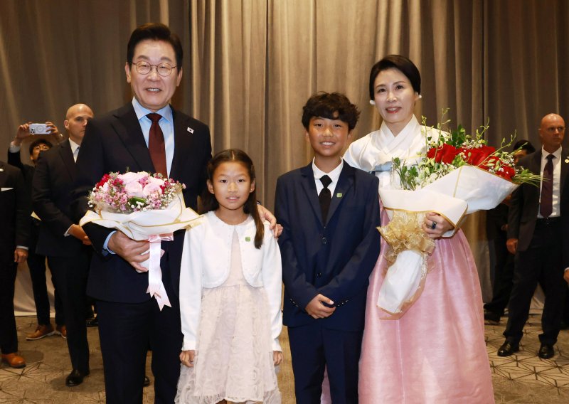 [워싱턴=뉴시스] 고범준 기자 = 이재명 대통령과 김혜경 여사가 24일(현지 시간) 미국 워싱턴DC의 한 호텔에서 열린 재미동포 만찬 간담회에서 화동과 기념촬영을 하고 있다. 2025.08.25. bjko@newsis.com