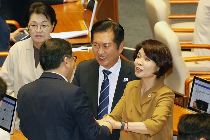 더불어민주당 정청래 대표가 25일 국회 본회의에서 동료 의원들과 대화하고 있다. 사진=서동일 기자