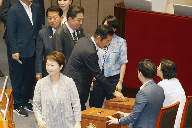 더불어민주당 정청래 대표가 25일 국회 본회의에서 필리버스터 강제 종결관련 투표를 하고 있다. 사진=서동일 기자