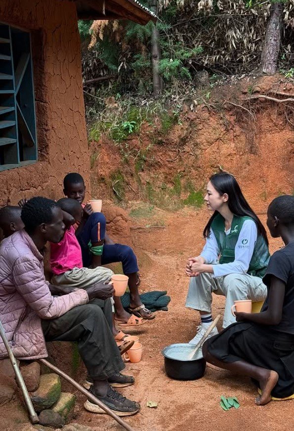 [서울=뉴시스] 배우 홍수현(44)이 아프리카에서 선행을 펼쳤다. (사진=홍수현 인스타그램 캡처) 2025.08.25. photo@newsis.com *재판매 및 DB 금지