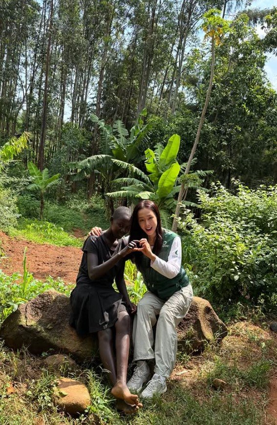 [서울=뉴시스] 배우 홍수현(44)이 아프리카에서 선행을 펼쳤다. (사진=홍수현 인스타그램 캡처) 2025.08.25. photo@newsis.com *재판매 및 DB 금지