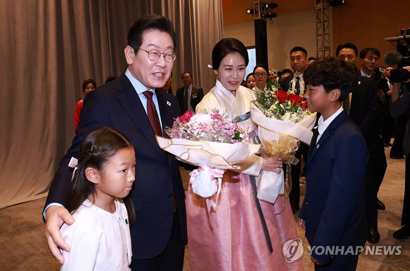 동포 만찬 간담회, 화동으로부터 꽃다발 받는 이재명 대통령 부부 (출처=연합뉴스)