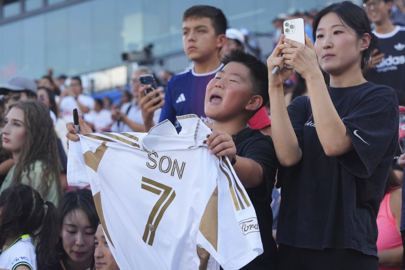 [프리스코=AP/뉴시스] 로스앤젤레스(LA) FC 손흥민의 한 소년 팬이 23일(현지 시간) 미 텍사스주 프리스코 도요타 스타디움에서 열린 2025 메이저리그사커(MLS) FC 댈러스와 경기에 앞서 손흥민을 응원하고 있다. 손흥민은 전반 6분 프리킥으로 선제골을 넣어 MLS 데뷔골을 기록했다. 2025.08.24.