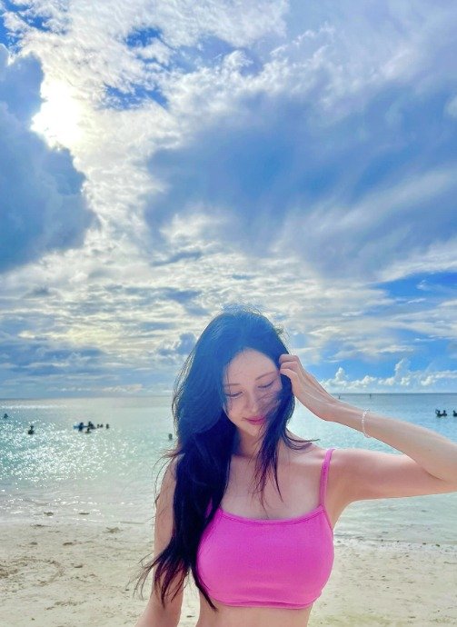 서현, 핫핑크 비키니로 뽐낸 글래머 몸매…소시 막내의 반전 매력