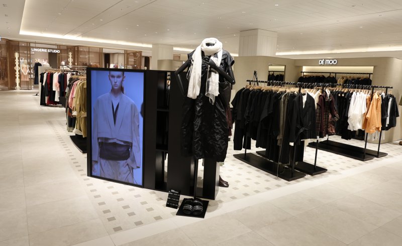 [전주=뉴시스]윤난슬 기자 = 롯데백화점 전주점이 오는 26일 지역 쇼핑 문화의 새로운 변화를 위해 1~3층 패션층을 전면 리뉴얼 오픈하며 '전북 No.1 백화점' 도약에 나선다. (사진=롯데백화점 전주점 제공) photo@newsis.com