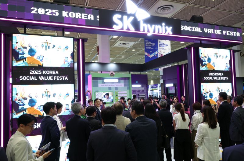 "崔, 사회적 기업 500곳 돕고도 단 1% 지분도 요구 안했다" [FN산업연구 '최태원 리더십']