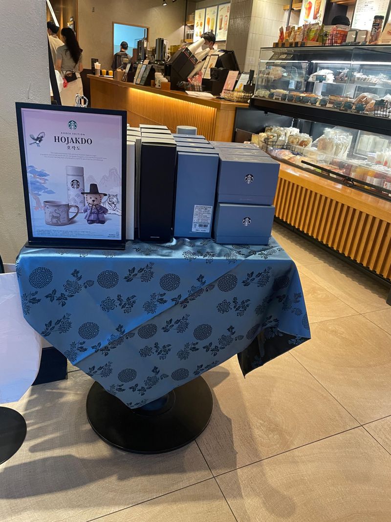 스타벅스 '국립중앙의료원' 매장에 설치된 '호작도 굿즈' 테이블. /사진=서윤경 기자