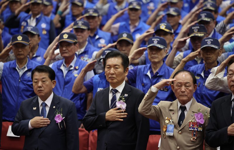 [서울=뉴시스] 김명년 기자 = 정청래 더불어민주당 대표가 25일 오후 서울 여의도 국회 의원회관에서 열린 제3회 고엽제 국회학술세미나에서 국민의례하고 있다. 2025.08.25. kmn@newsis.com