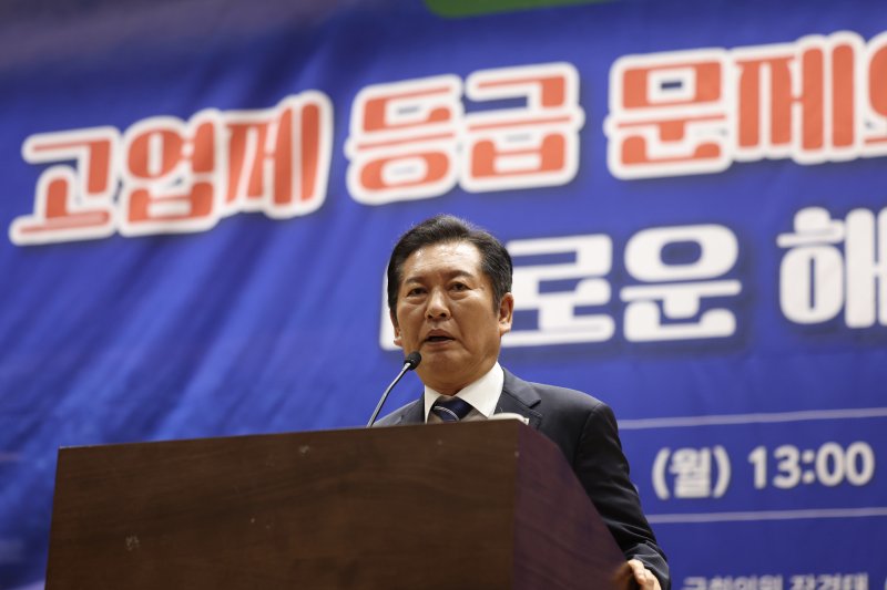 [서울=뉴시스] 김명년 기자 = 정청래 더불어민주당 대표가 25일 오후 서울 여의도 국회 의원회관에서 열린 제3회 고엽제 국회학술세미나에서 축사하고 있다. 2025.08.25. kmn@newsis.com