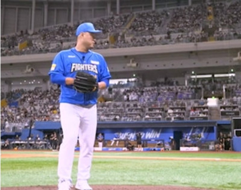 '불꽃야구' 송승준 첫 등판…환호·눈물 가득찬 관중석