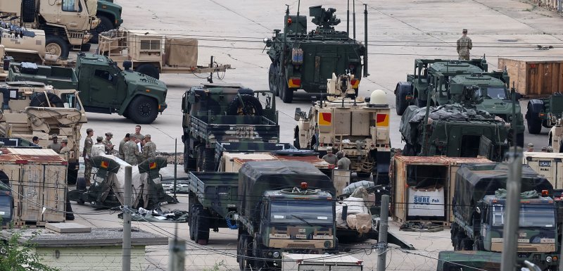 [동두천=뉴시스] 김선웅 기자 = 한미 연합 군사연습 '을지 자유의 방패(UFS·을지프리덤실드)' 기간인 지난 19일 경기 동두천시 소재 주한 미군기지에서 미군 장병들이 기갑장비 및 차량을 점검하고 있다. 2025.08.25. mangusta@newsis.com