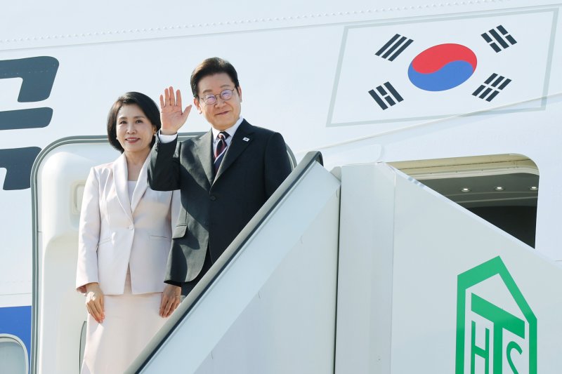 [도쿄=뉴시스] 고범준 기자 = 일본 방문 일정을 마친 이재명 대통령과 김혜경 여사가 지난 23일 도쿄 하네다공항에서 도널드 트럼프 미국 대통령과의 한미 정상회담을 위해 워싱턴DC로 향하며 공군1호기에 올라 인사하고 있다. 2025.08.25. bjko@newsis.com