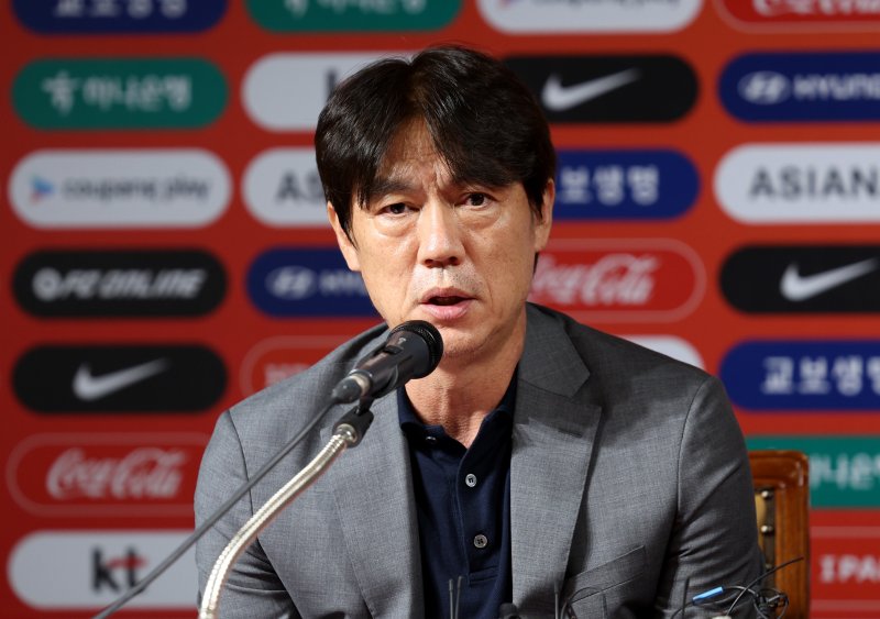홍명보 축구대표팀 감독이 25일 서울 종로구 축구회관에서 2026 국제축구연맹(FIFA) 북중미 월드컵을 대비한 9월 A매치 명단을 발표를 마친 뒤 취재진의 질문에 답하고 있다. 뉴시스