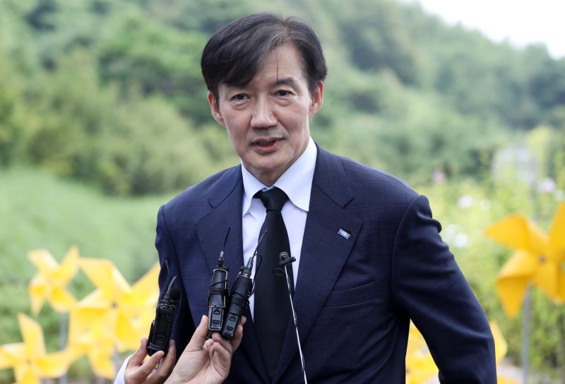 조국 조국혁신당 혁신정책연구원장이 25일 경남 김해시 진영읍 봉하마을을 찾아 고 노무현 전 대통령 묘역을 참배한 뒤 취재진 질문에 답하고 있다. 2025.8.25/뉴스1 ⓒ News1 윤일지 기자