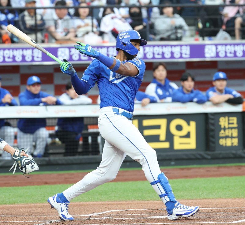 7일 대전 한화생명볼파크에서 열린 '2025 신한 SOL 뱅크 KBO리그' 프로야구 한화 이글스와 삼성라이온즈 경기에서 삼성 디아즈가 1회초 선취 1타점 안타를 치고 있다. 2025.5.7/뉴스1 ⓒ News1 김기남 기자