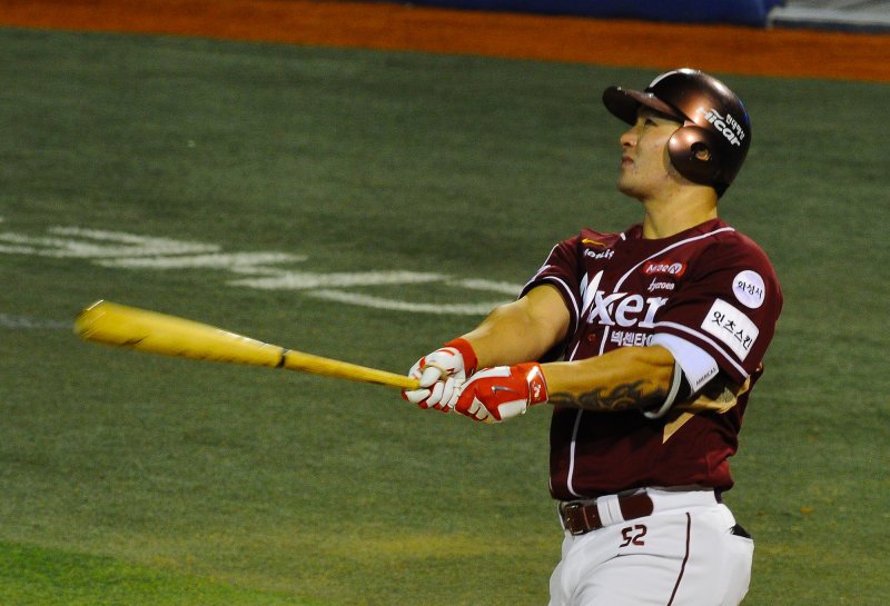 21일 저녁 창원 마산야구장에서 열린 ‘2015 타이어뱅크 KBO 리그’ 넥센히어로즈와 NC다이노스의 경기에서 4회초 넥센히어로즈 공격 선두타자로 들어선 박병호가 NC다이노스 이태양을 상대로 초구를 그대로 타격해 솔로 홈런을 터뜨리고 타구를 바라보고 있다. 이로써 넥센히어로즈 박병호는 2년연속 50홈런 달성이라는 기록을 세웠다. 2015.9.21/뉴스1 ⓒ News1 이승배 기자