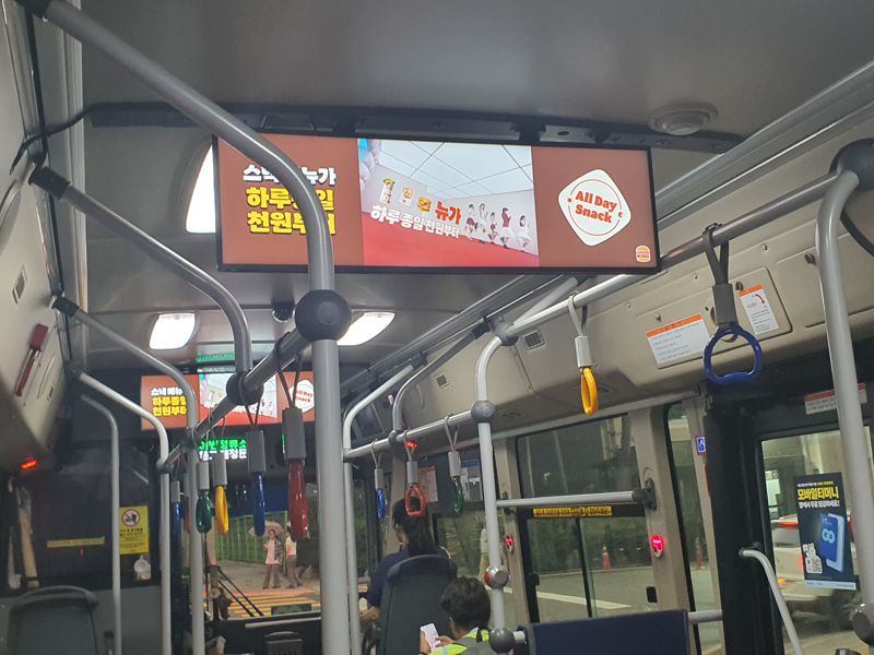 서울의 한 버스 안에서 운전석 옆의 LED 전광판에는 하차역이 표기돼지만 버스TV에는 광고가 나오고 있다. 사진=최승한 기자