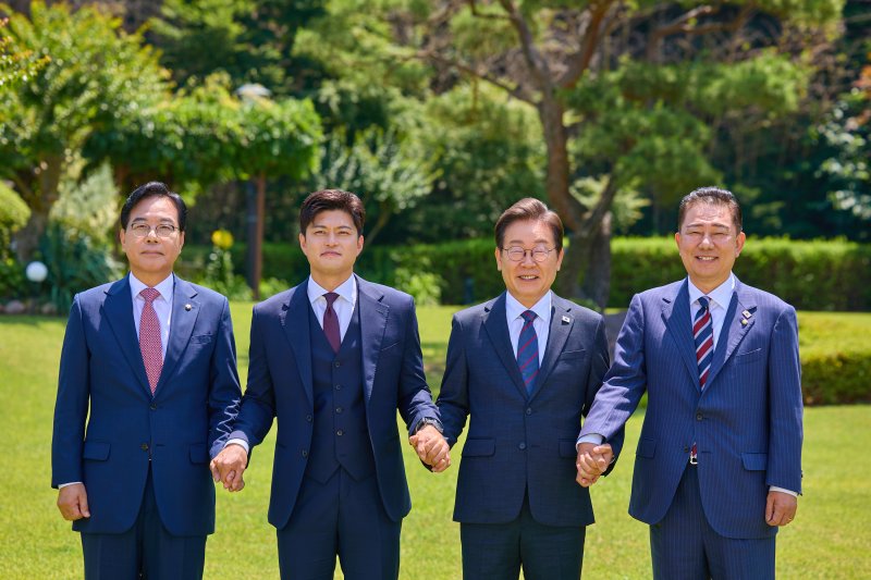 이재명 대통령이 지난 6월 22일 서울 한남동 관저에서 여야 지도부와 가진 오찬에 앞서 기념촬영하고 있다. 왼쪽부터 송언석 국민의힘 원내대표, 김용태 비상대책위원장, 이 대통령, 김병기 더불어민주당 당대표 직무대행 겸 원내대표. (대통령실 제공. 재판매 및 DB 금지) 2025.6.22/뉴스1 ⓒ News1 허경 기자