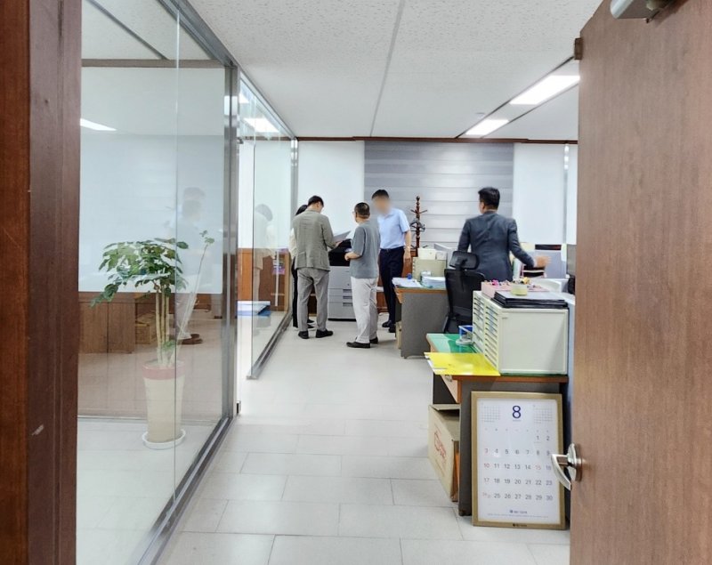 [청주=뉴시스] 김재광 기자 = 충북경찰청이 21일 청주시 흥덕구 봉명동의윤현우 충북체육회장이 운영하는 건설회사 사무실에서 김영환 충북지사의 돈봉투 수수의혹과 관련해 압수수색을 진행하고 있다. 2025.08.21.kipoi@newsis.com