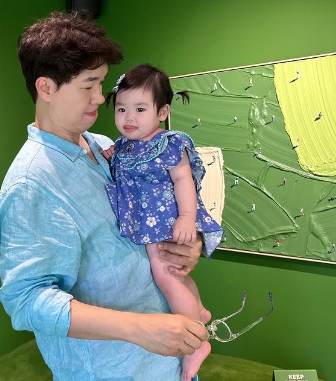 박수홍, 딸과 서촌 데이트…볼수록 놀라운 완성형 미모 [N샷]