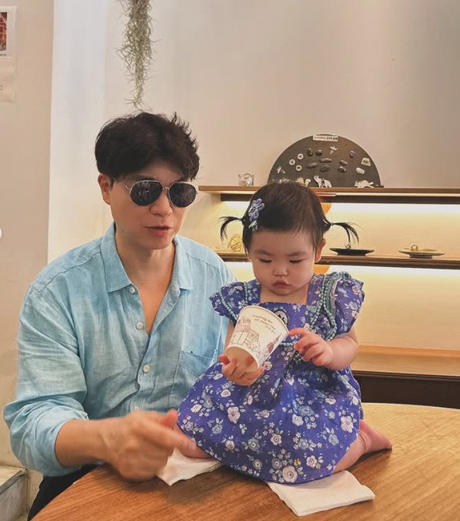 박수홍, 딸과 서촌 데이트…볼수록 놀라운 완성형 미모 [N샷]