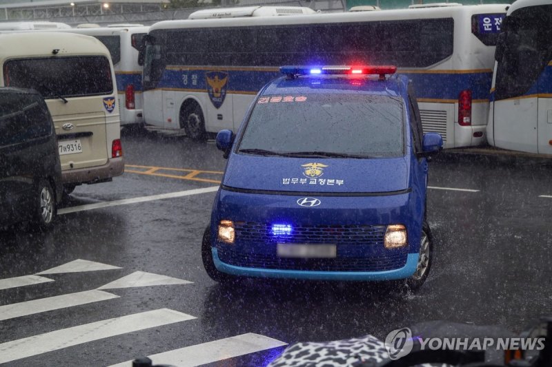 건진법사 전성배 씨 탑승 호송차, 특검 도착 (출처=연합뉴스)