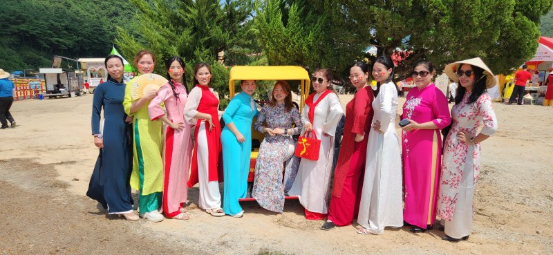 '한국-베트남 글로벌 교류 행사'에 참석한 이주 배경인들이 베트남 전통의상을 입고 포즈를 취하고 있다. 김장욱 기자