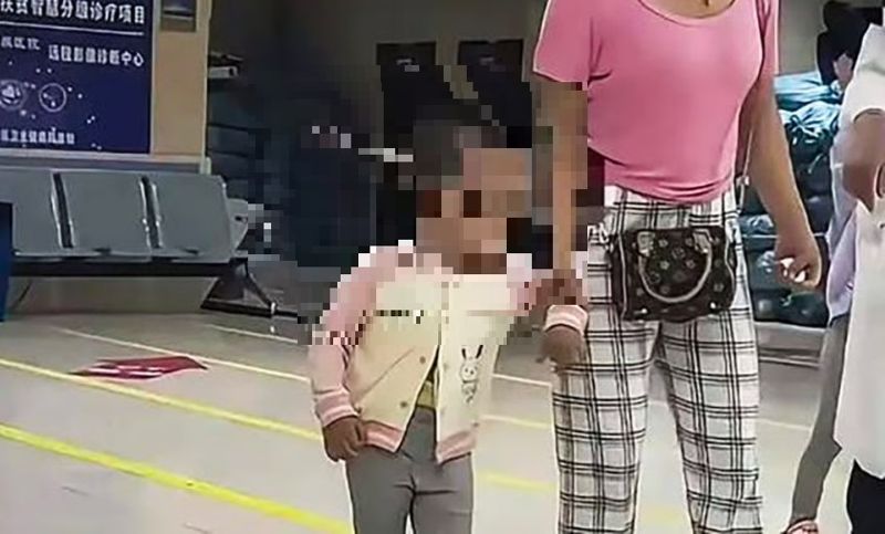 놀라게 하려다 실수 엄마 손 잡고 병원 온 3살 아이 상태가…