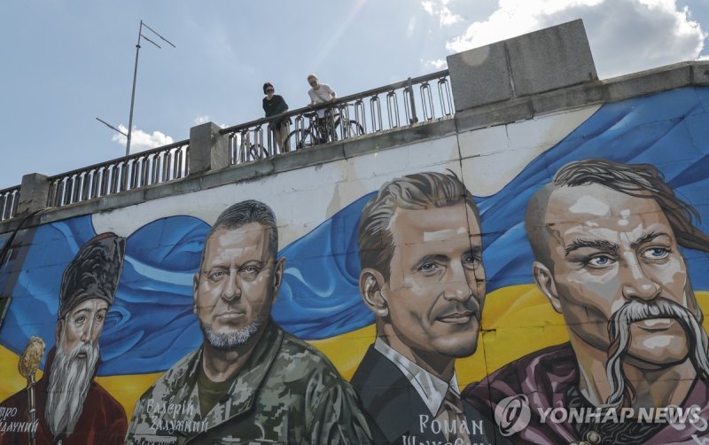 키이우의 한 벽화. 왼쪽에서 두번째가 잘루즈니 (출처=연합뉴스)