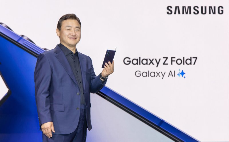 삼성전자 DX부문장 직무대행 노태문 사장이 지난 7월 9일(현지시간) 미국 뉴욕 브루클린 듀갈 그린하우스에서 열린 '갤럭시 언팩 2025' 행사에서 초슬림 대화면 폴더블폰 '갤럭시 Z 폴드7'을 선보이고 있다. 삼성전자 제공
