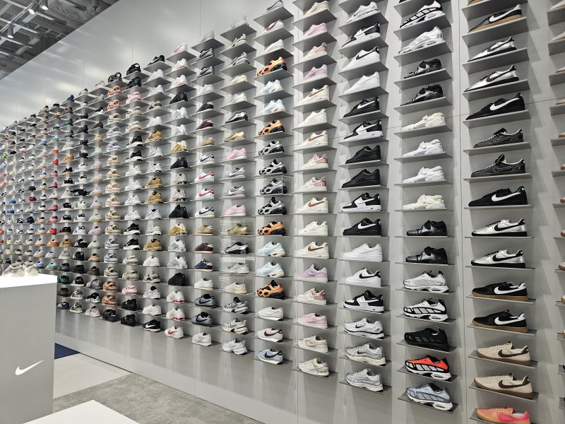 무신사 스토어 강남에 설치된 슈즈월.