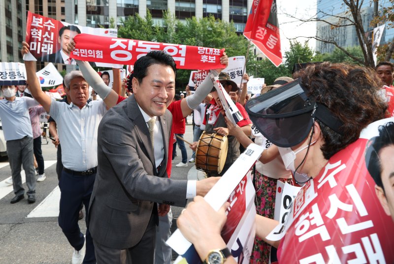 국민의힘 당 대표 선거 결선에 진출한 장동혁 후보가 지난 23일 오후 서울 채널A 광화문 스튜디오에서 열린 방송토론에 앞서 지지자들과 인사를 하고 있다. 뉴시스