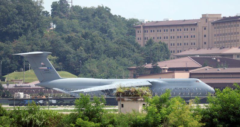 이재명 대통령과 도널드 트럼프 미국 대통령의 한미 정상회담에서는 '방위비 청구서'로 불리는 트럼프 대통령의 안보비용 분담 요구가 거셀 것으로 예상된다. 사진은 25일 경기 평택시 주한미군 오산공군기지에 C-5 수송기가 계류되어 있는 모습. 2025.8.25/뉴스1 ⓒ News1 김영운 기자