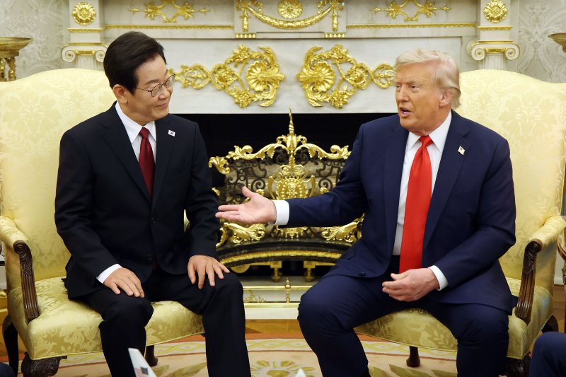 [워싱턴=뉴시스] 고범준 기자 = 이재명 대통령과 도널드 트럼프 미국 대통령이 25일(현지 시간) 미국 워싱턴DC 백악관에서 한미 정상회담을 하고 있다. 2025.08.26. bjko@newsis.com