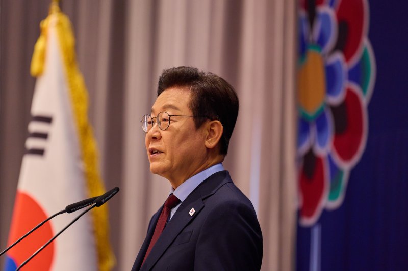 [워싱턴=뉴시스] 고범준 기자 = 이재명 대통령과 김혜경 여사가 24일(현지 시간) 미국 워싱턴DC의 한 호텔에서 열린 재미동포 만찬 간담회에서 인사말을 하고 있다. (공동취재) 2025.08.25. bjko@newsis.com