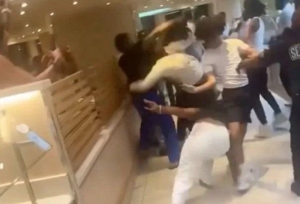 무려 20명이나…고작 '치킨' 때문에 배에서 황당 난투극