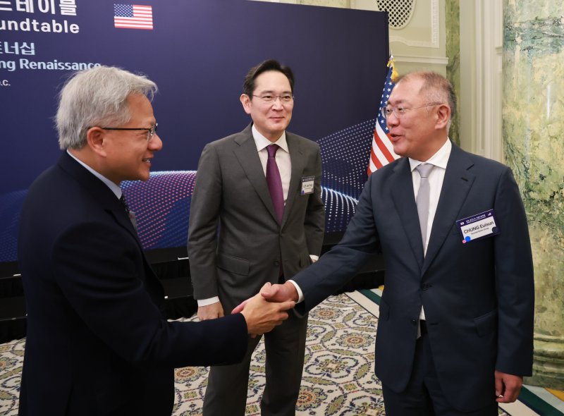 이재용 삼성전자 회장, 정의선 현대차그룹 회장이 지난 8월 25일(현지시간) 미국 워싱턴 D.C 윌라드 호텔에서 열린 한미 비즈니스 라운드 테이블에서 젠슨 황 엔비디아 최고경영자(CEO)와 인사하고 있다. 연합뉴스